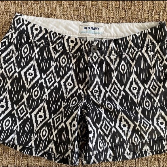 Old Navy Womens Ikat Black White Print Cotton Shorts Size 4 - Picture 1 of 8